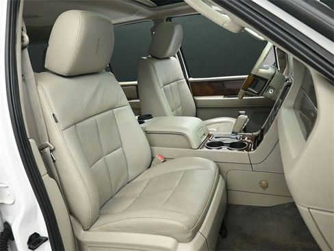 Used 2014 Lincoln Navigator 4WD image 23