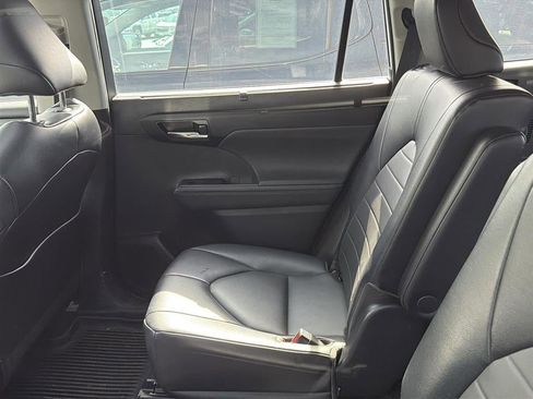 Used 2022 Toyota Highlander XLE AWD/4WD image 13
