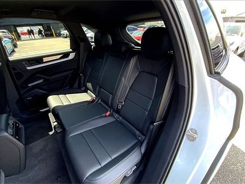 Used 2025 Porsche Cayenne image 37