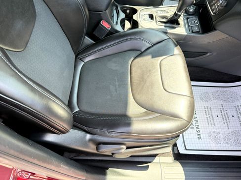 Used 2019 Jeep Cherokee Latitude Plus w/ Comfort/Convenience Group image 48