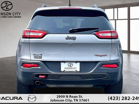 Used 2017 Jeep Cherokee Trailhawk AWD/4WD image 4