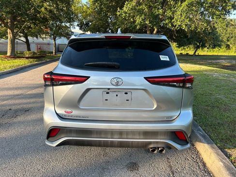 Used 2022 Toyota Highlander XSE FWD image 5