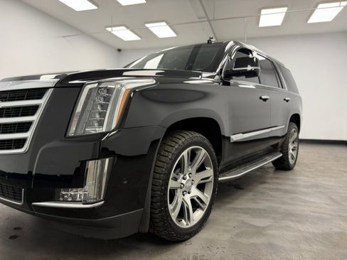 Used 2017 Cadillac Escalade Luxury AWD/4WD image 18