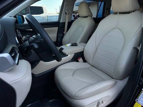 Used 2025 Toyota Highlander XLE FWD image 14