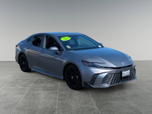 Used 2025 Toyota Camry SE image 7