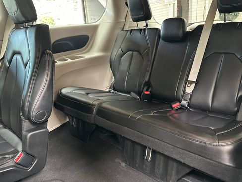 Used 2023 Chrysler Pacifica Touring-L FWD image 20