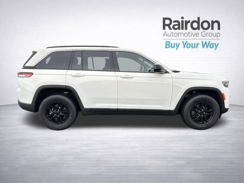 Used 2025 Jeep Grand Cherokee Laredo image 9