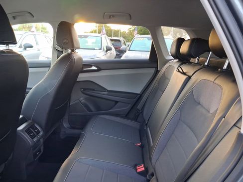 Certified 2022 Volkswagen Taos SE FWD image 8