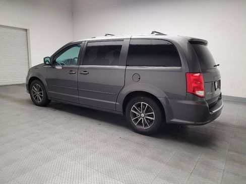 Used 2017 Dodge Grand Caravan SXT image 3