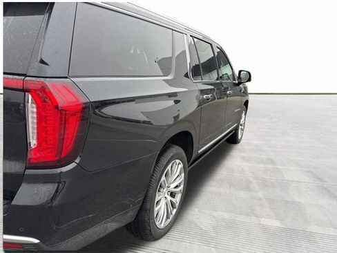 Used 2022 GMC Yukon XL Denali w/ Denali Premium Package image 8