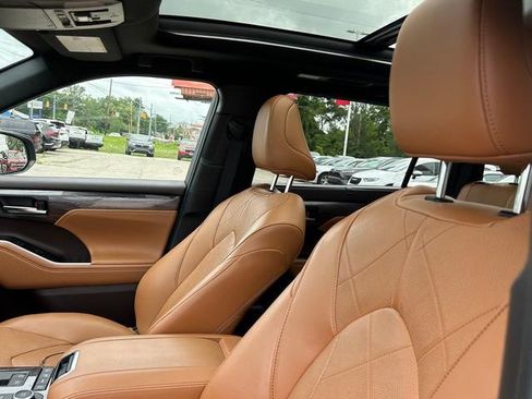 Used 2022 Toyota Highlander Platinum image 12