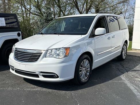 Used 2016 Chrysler Town & Country Touring w/ Driver Convenience Group FWD image 5