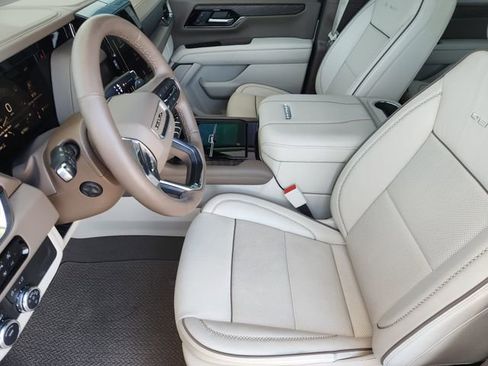 Used 2025 GMC Yukon XL Denali w/ Sun & Power Step Package image 10