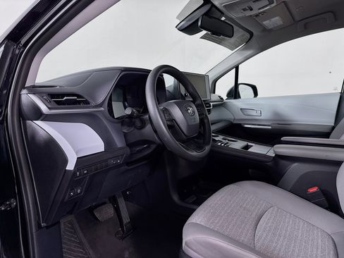 Certified 2026 Toyota Sienna LE FWD image 9