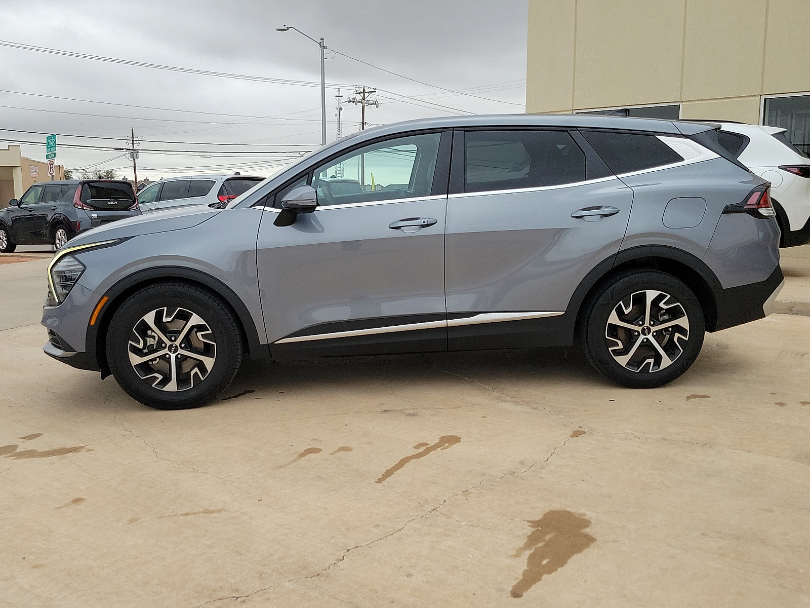 Used 2025 Kia Sportage EX FWD image 4
