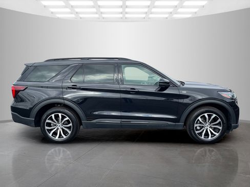 Used 2025 Ford Explorer ST-Line image 3