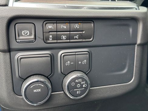 New 2025 Chevrolet Suburban Premier image 15