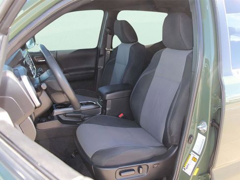 Used 2022 Toyota Tacoma TRD Sport w/ Technology Package image 14