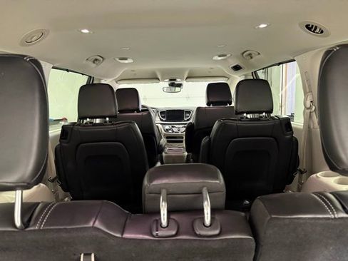 Used 2023 Chrysler Pacifica Touring-L image 10
