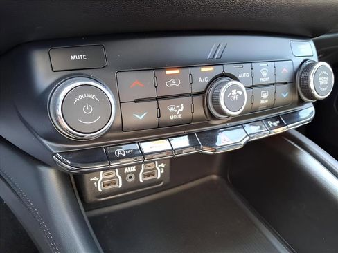 Used 2023 Dodge Durango SXT Launch Edition image 6