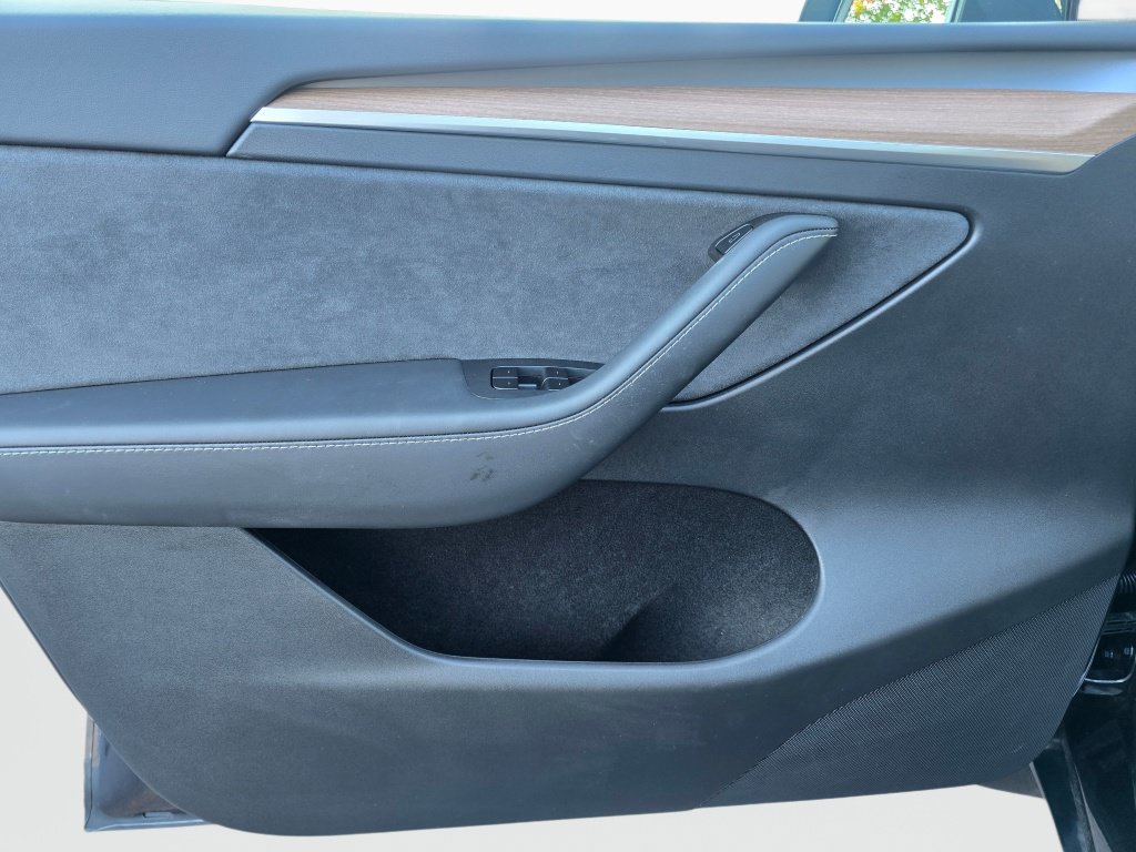 Used 2025 Tesla Model Y Long Range RWD image 17