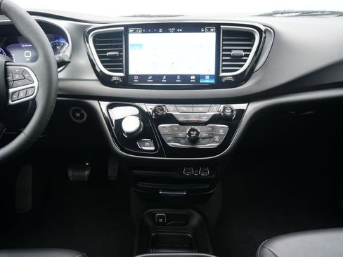 Used 2025 Chrysler Pacifica Select image 29