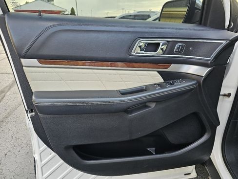 Used 2017 Ford Explorer Platinum AWD/4WD image 4