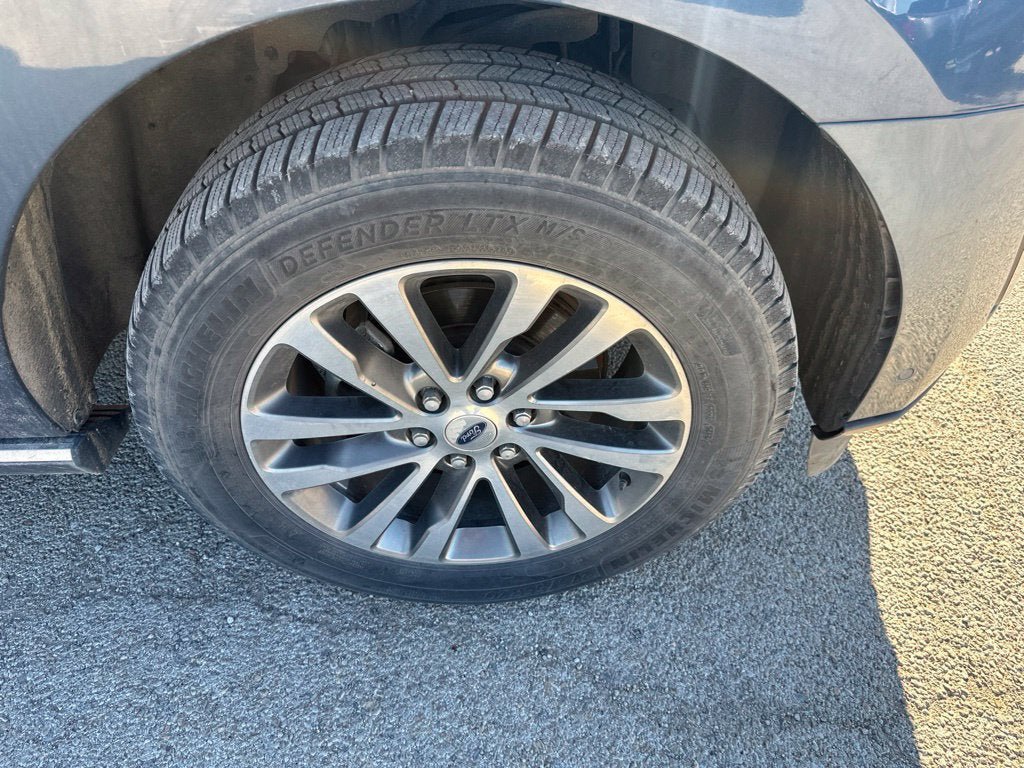 Used 2018 Ford Expedition Limited w/ Equipment Group 301A AWD/4WD image 3