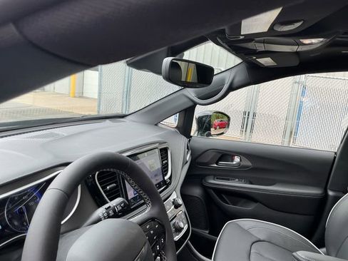 New 2027 Chrysler Pacifica Limited AWD/4WD image 25