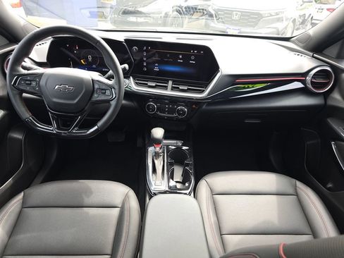Used 2024 Chevrolet Trax RS w/ Sunroof Package FWD image 18