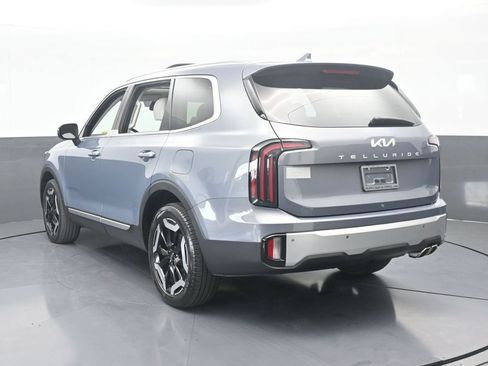 Used 2024 Kia Telluride EX w/ EX Captain's Chair Package image 4