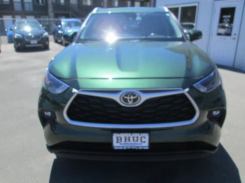 Used 2023 Toyota Highlander XLE AWD/4WD image 2