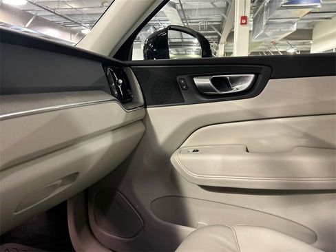 Certified 2023 Volvo XC60 B5 Plus image 19