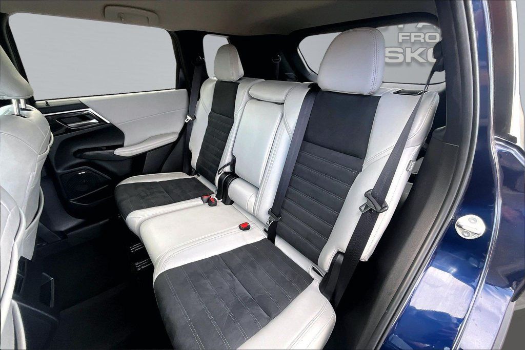 Used 2025 Mitsubishi Outlander SE AWD/4WD image 25