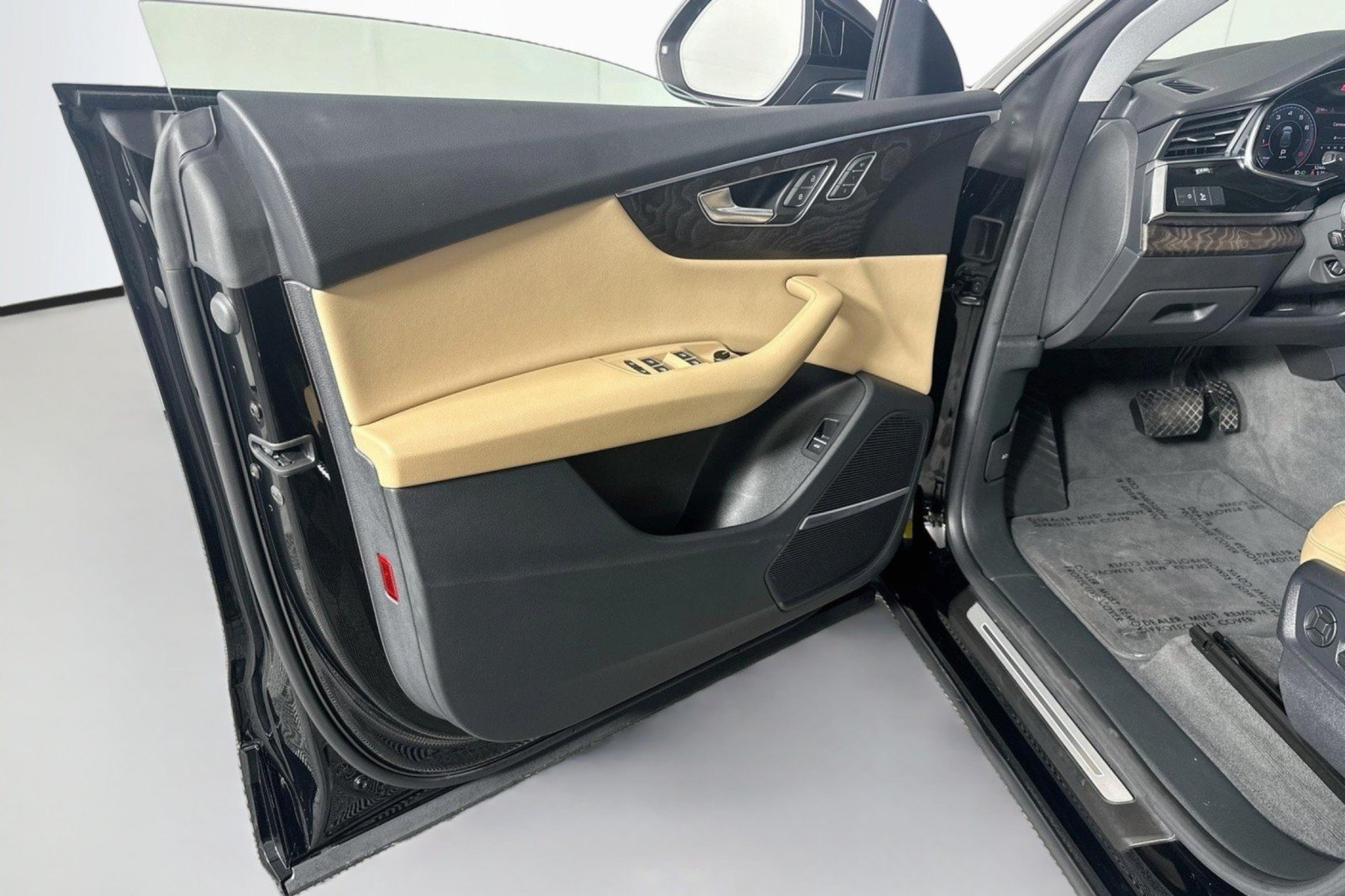 Used 2019 Audi Q8 Premium Plus w/ Premium Plus AWD/4WD image 21