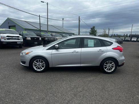 Used 2017 Ford Focus SE FWD image 2