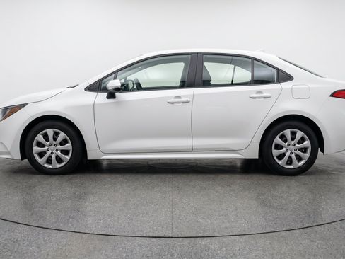 Used 2025 Toyota Corolla LE FWD image 5