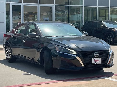 Used 2025 Nissan Altima 2.5 SV FWD image 3