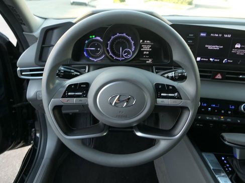 Used 2023 Hyundai Elantra Blue image 17