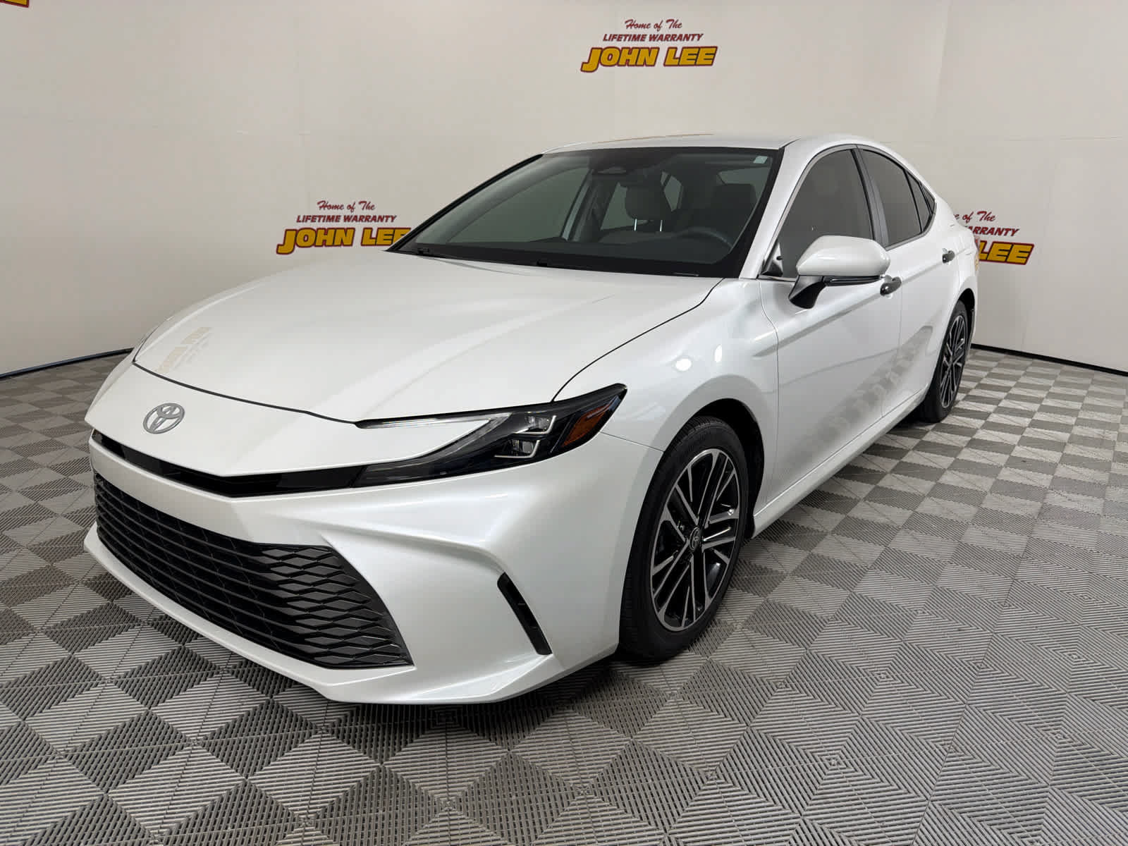 Used 2025 Toyota Camry XLE FWD image 1