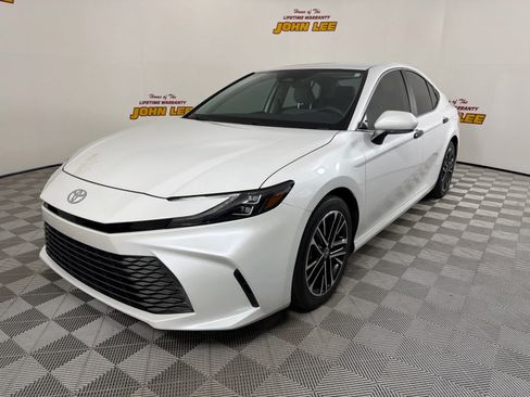 Used 2025 Toyota Camry XLE FWD image 1