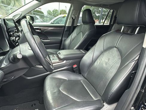 Used 2020 Toyota Highlander Limited FWD image 4