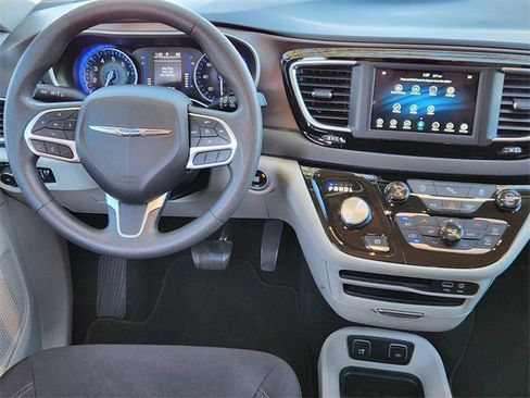 Certified 2018 Chrysler Pacifica Touring Plus w/ Tire & Wheel Group image 24