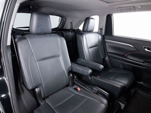 Used 2017 Toyota Highlander Limited image 28