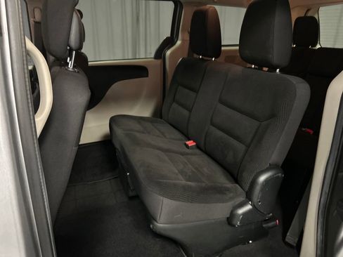 Used 2018 Dodge Grand Caravan SE w/ UConnect Hands-Free Group image 21