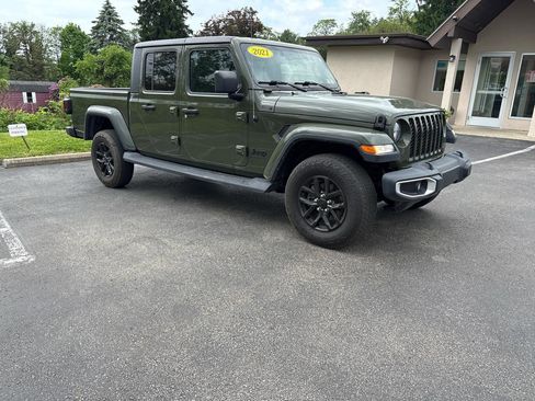 Used 2021 Jeep Gladiator Sport AWD/4WD image 3