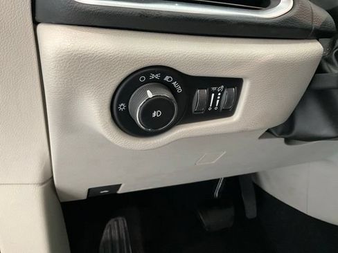 Used 2018 Chrysler Pacifica Touring-L Plus FWD image 6