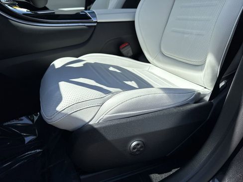 New 2025 Mercedes-Benz GLC 300 4MATIC image 16