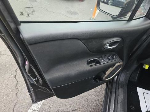 Used 2017 Jeep Renegade Latitude image 12