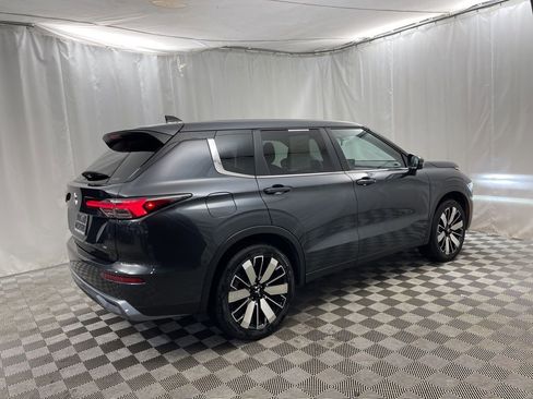 Used 2025 Mitsubishi Outlander SE image 3